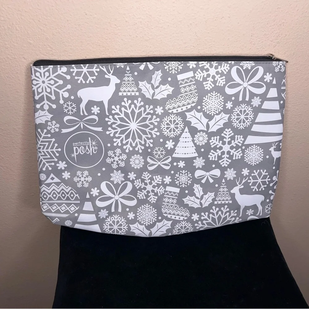 Grey White Holiday Makeup Bag Travel Christmas Gift NWOT Snow Snowflake
